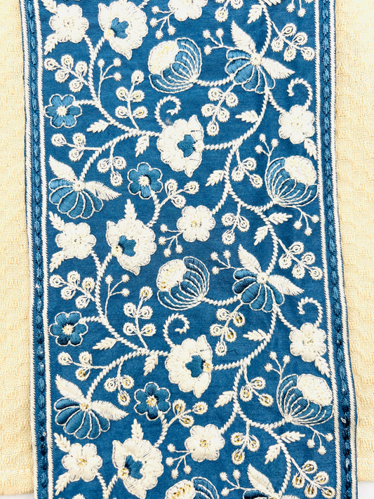 Galon Large Brodé Bleu Intense et Blanc – Fleurs et Volutes