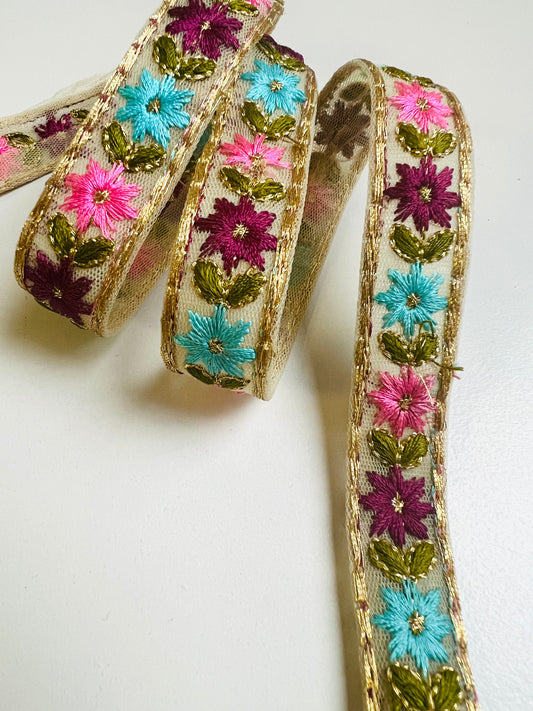 Galon Brodé Doré à Petites Fleurs Colorées