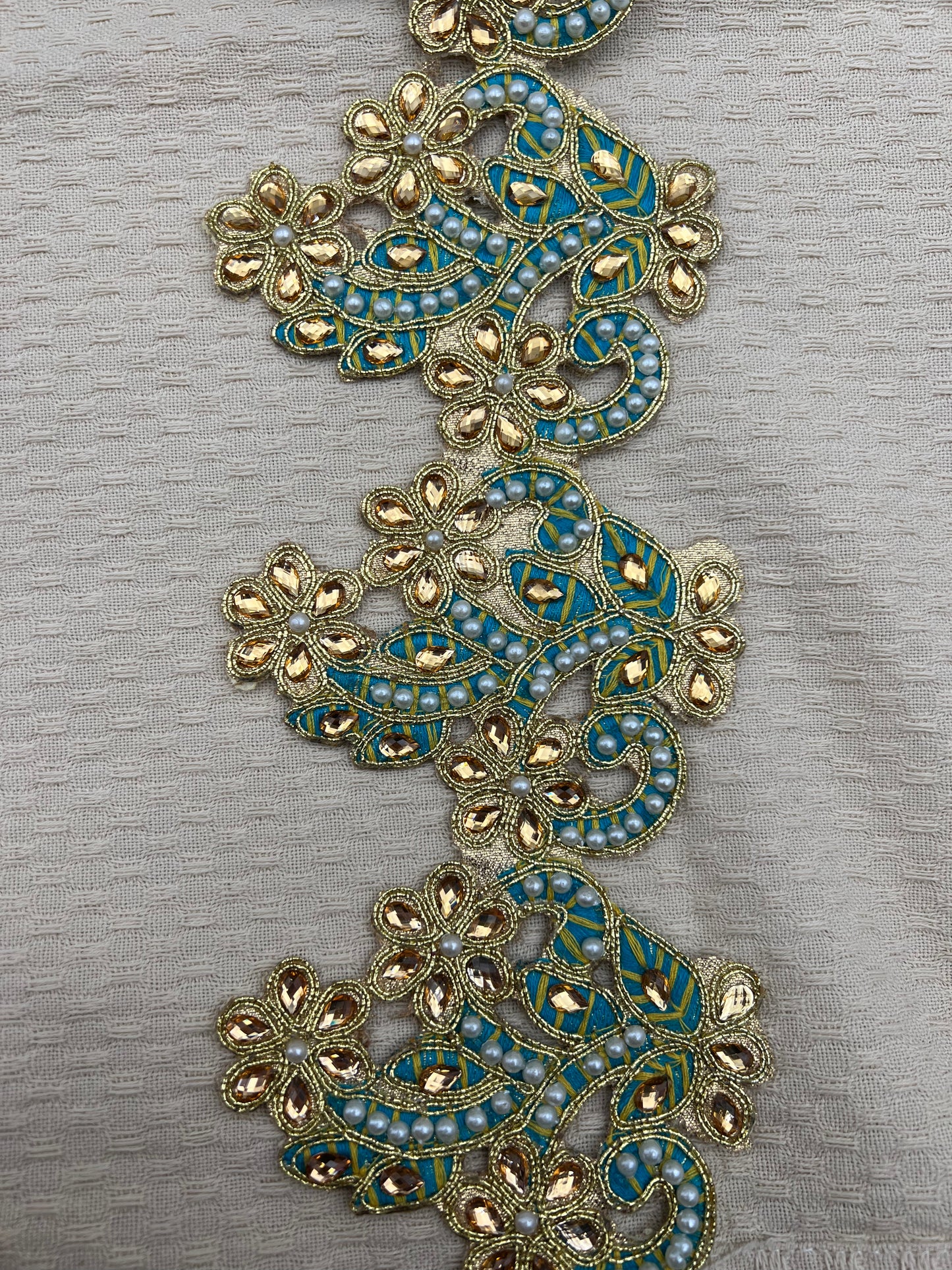 Galon oriental or et bleu à motifs floraux