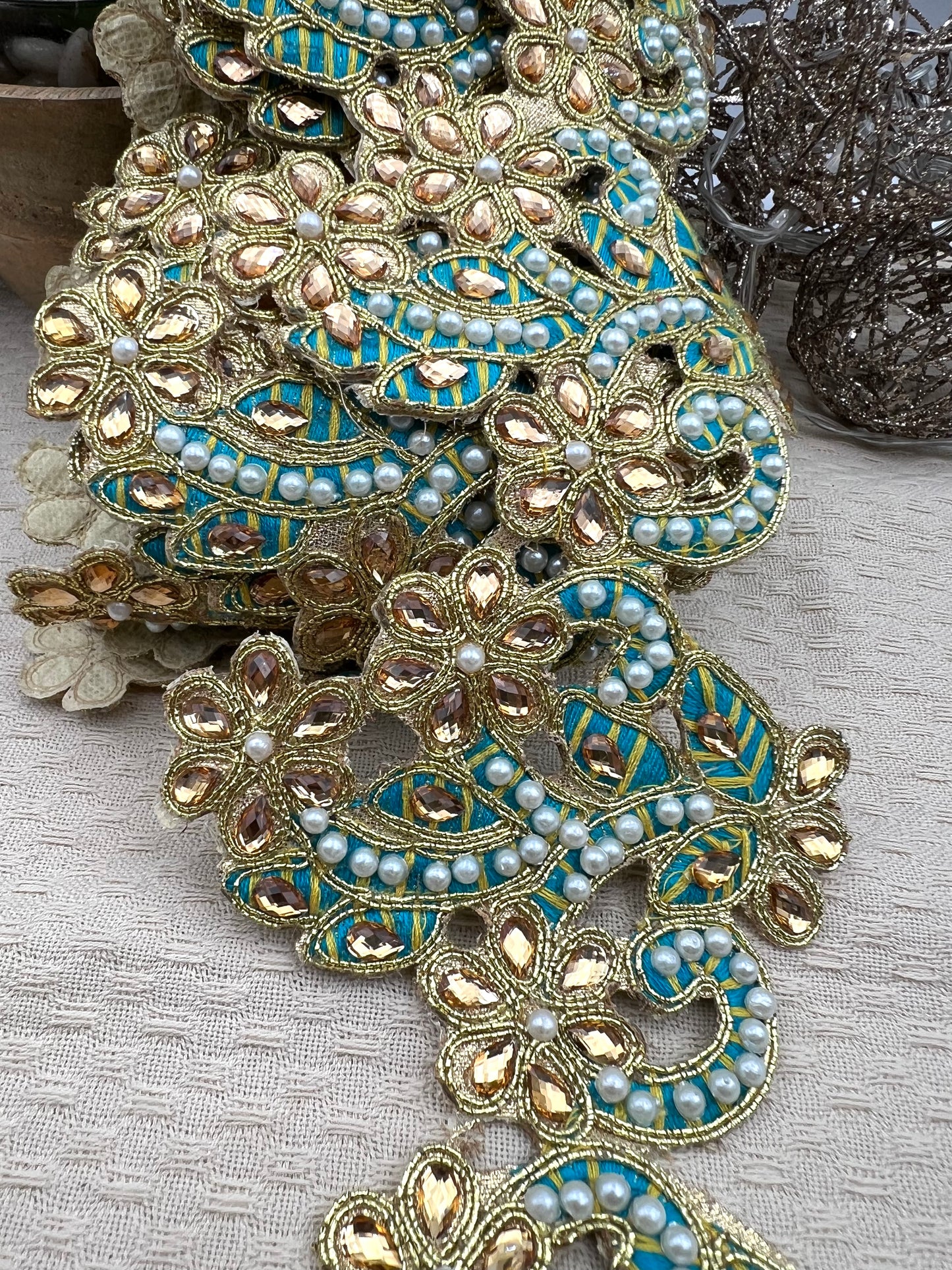 Galon oriental or et bleu à motifs floraux