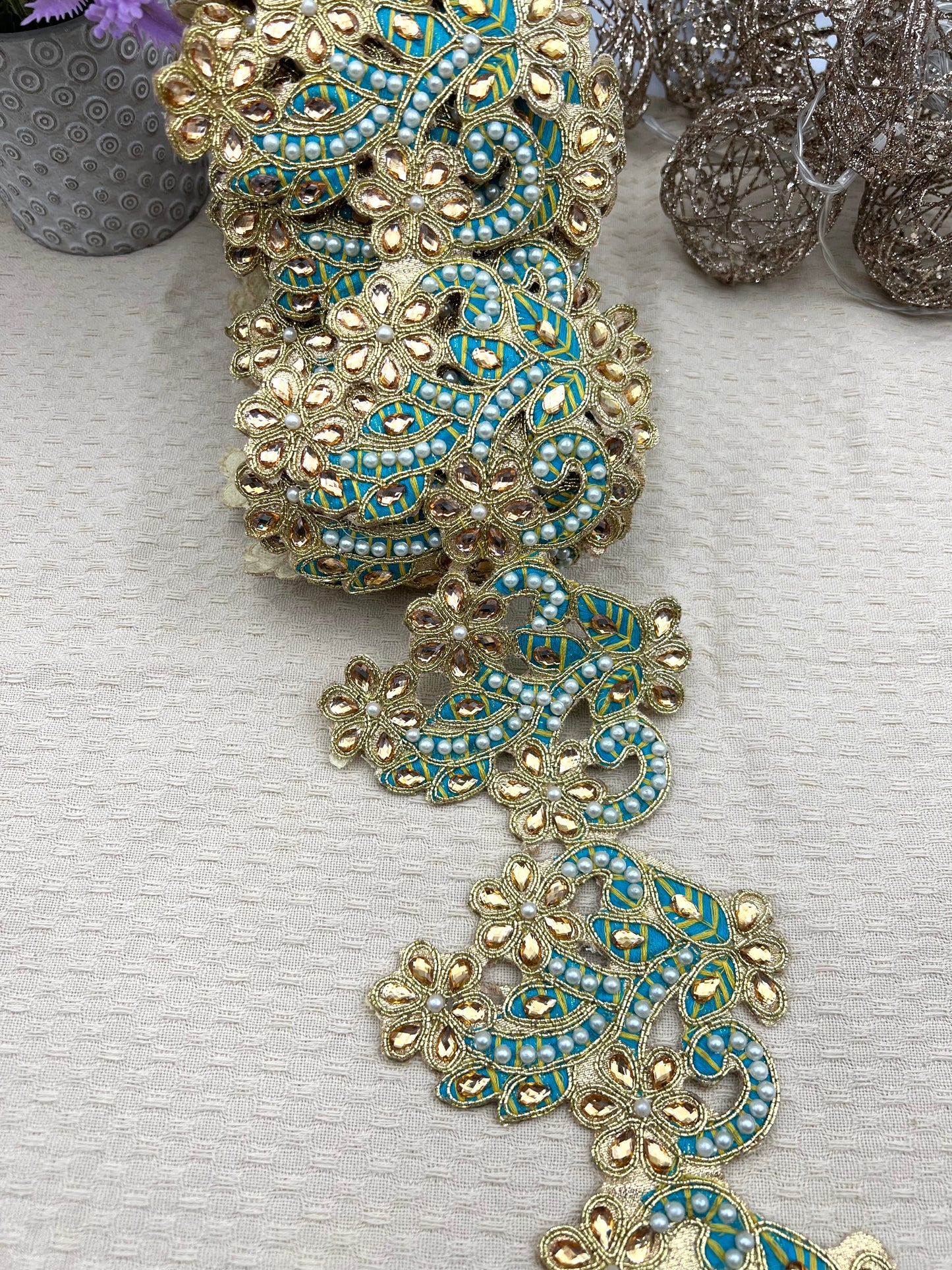 Galon oriental or et bleu à motifs floraux
