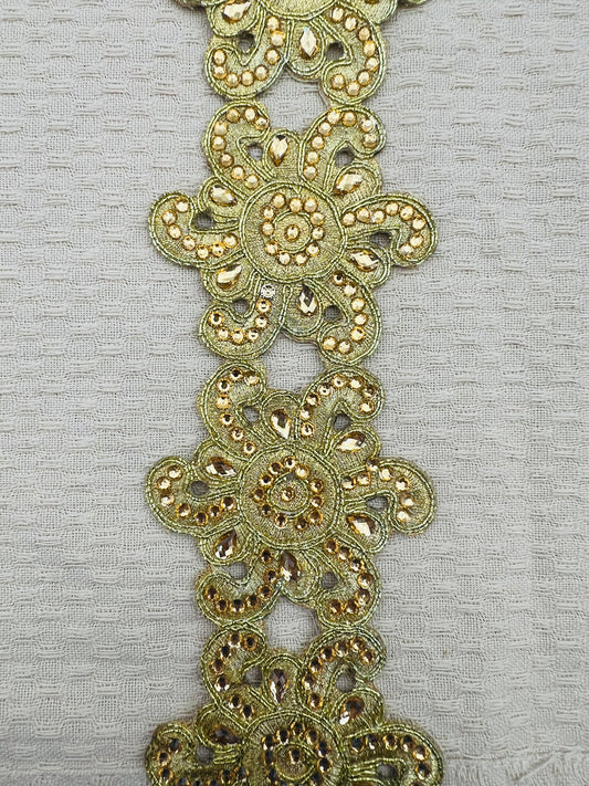 Galon oriental doré à grandes fleurs brodées - 8 mètres environ