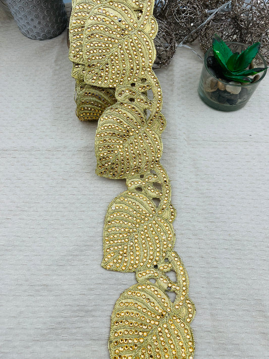 Galon oriental doré à feuilles sculptées