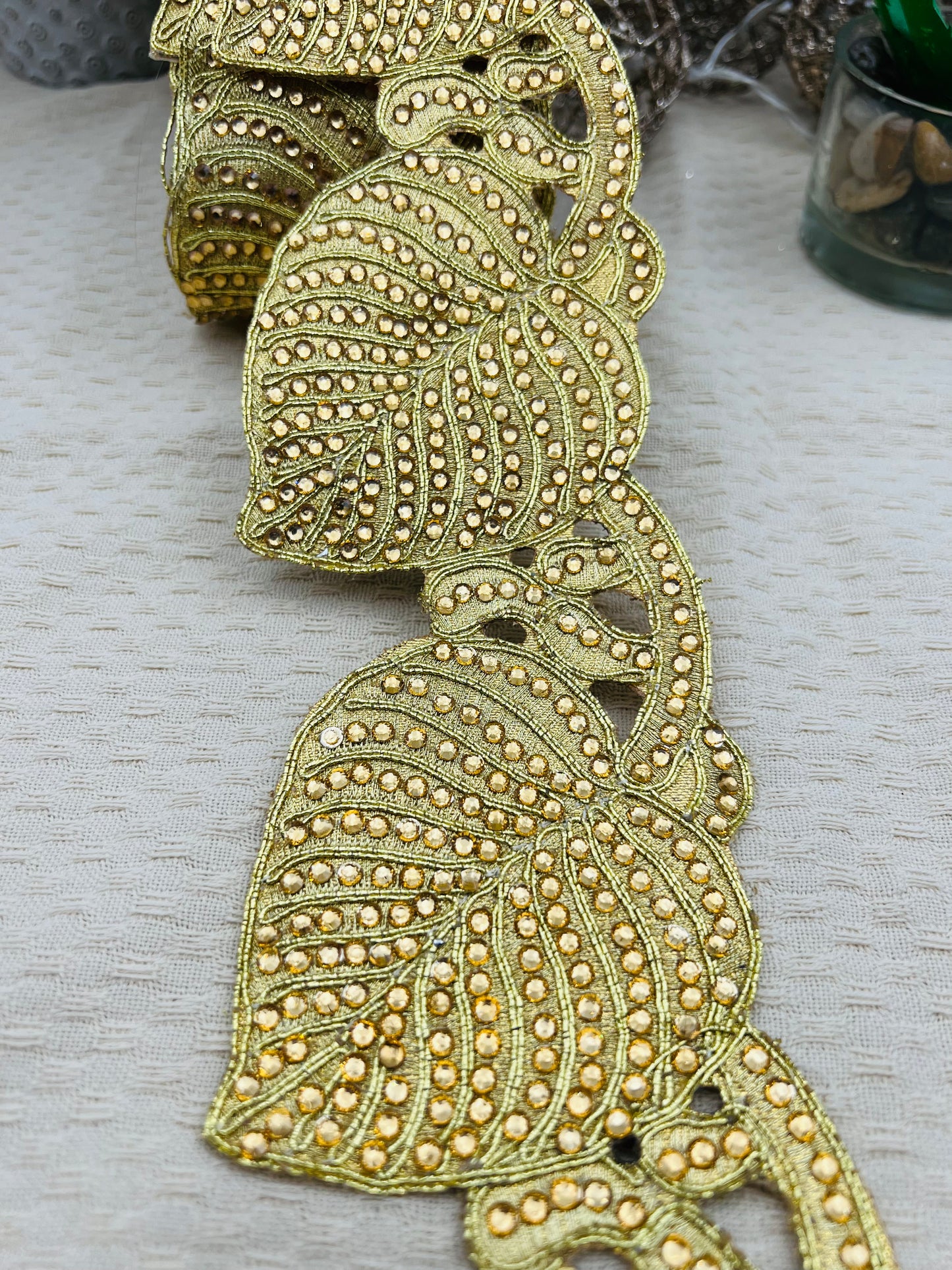 Galon oriental doré à feuilles sculptées