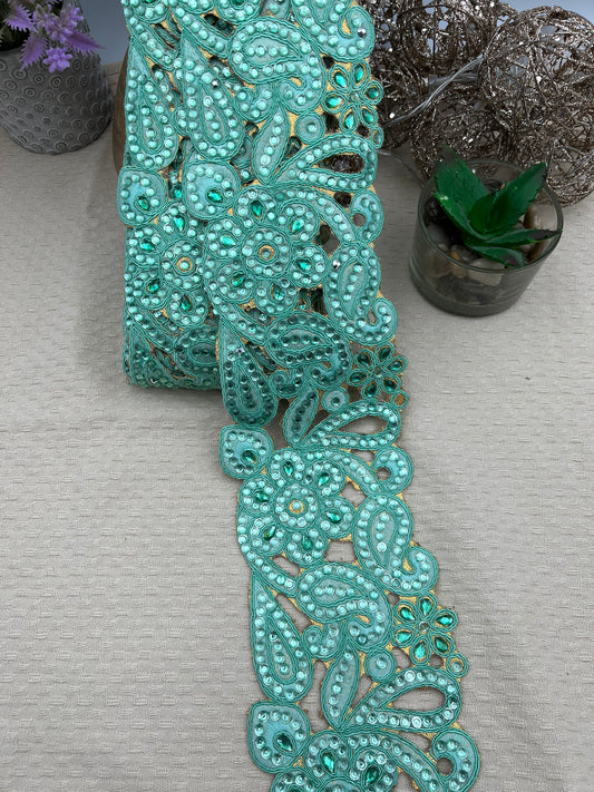 Galon oriental vert émeraude à motifs floraux