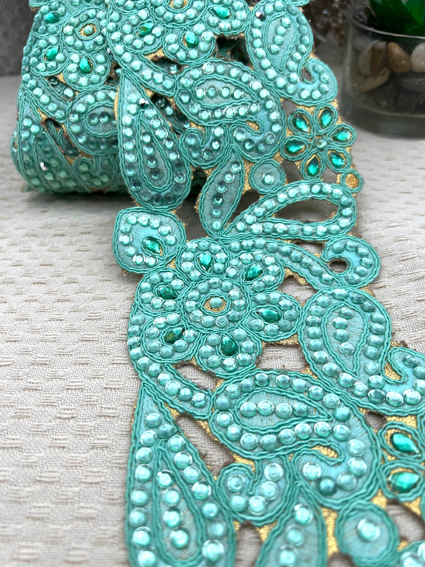 Galon oriental vert émeraude à motifs floraux