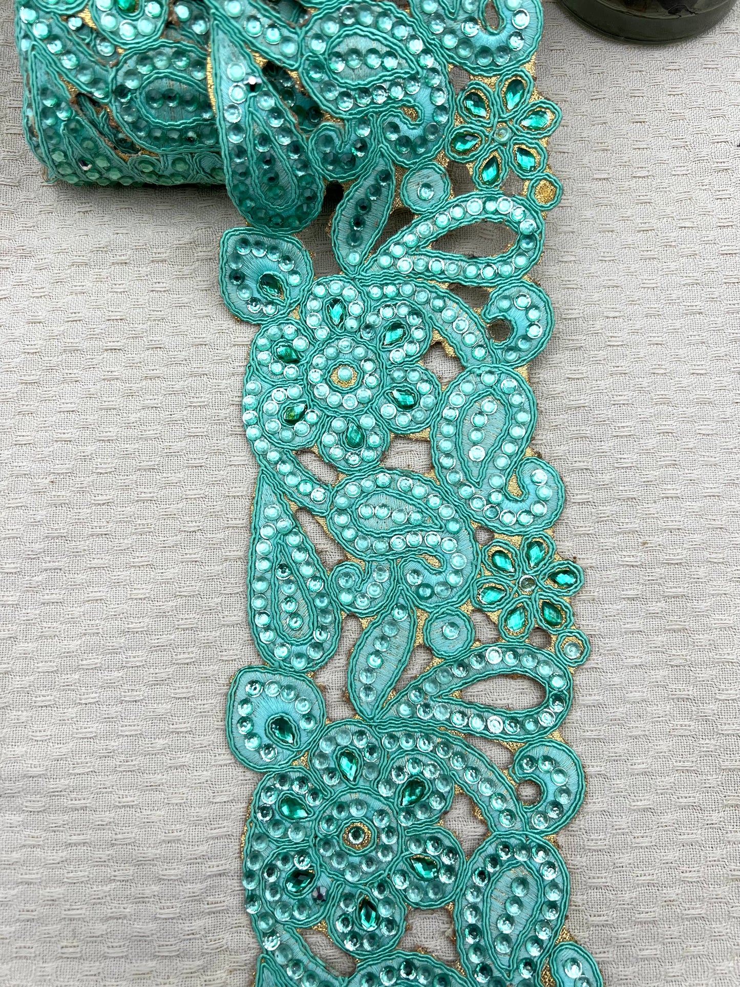 Galon oriental vert émeraude à motifs floraux