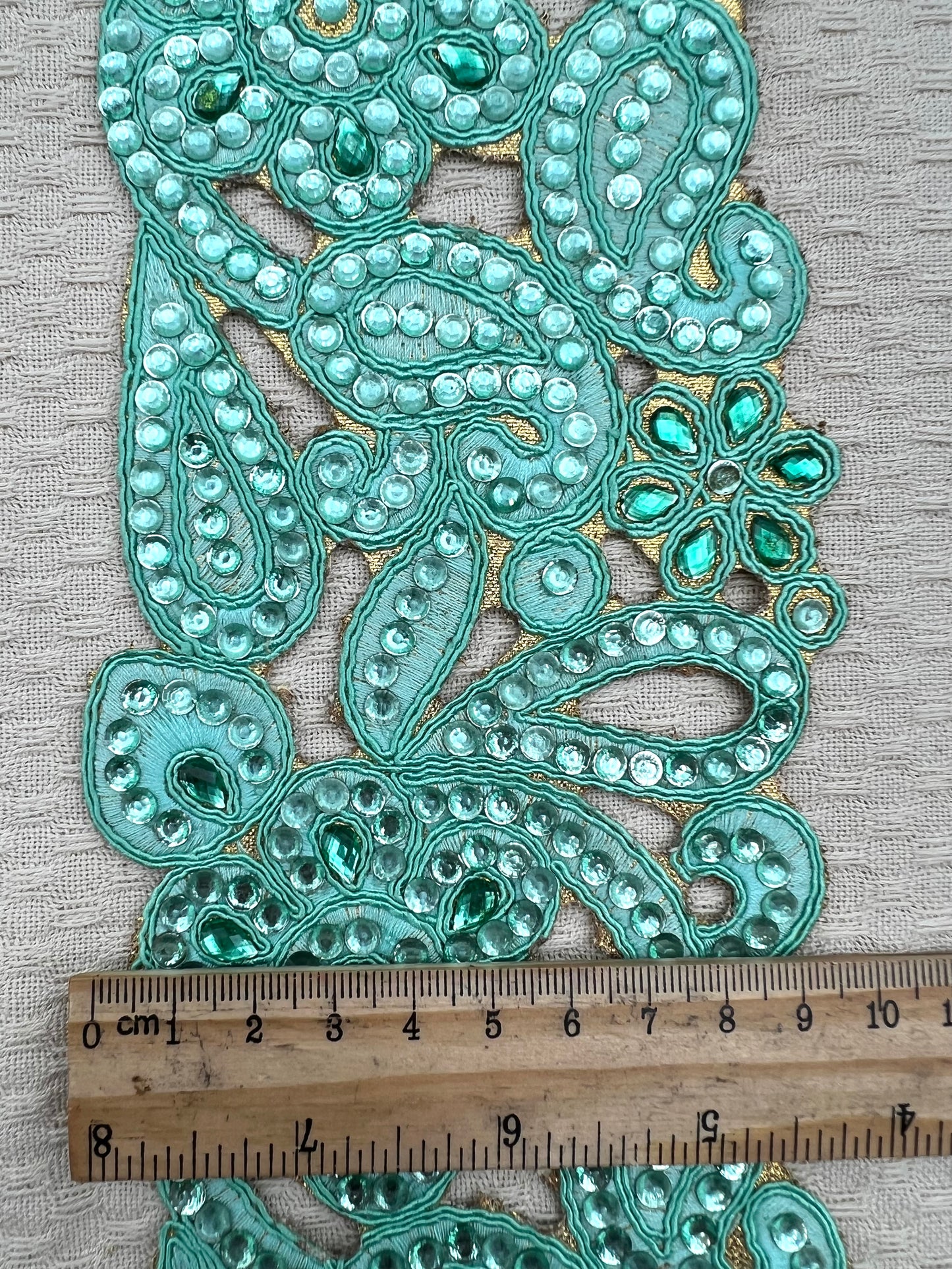 Galon oriental vert émeraude à motifs floraux