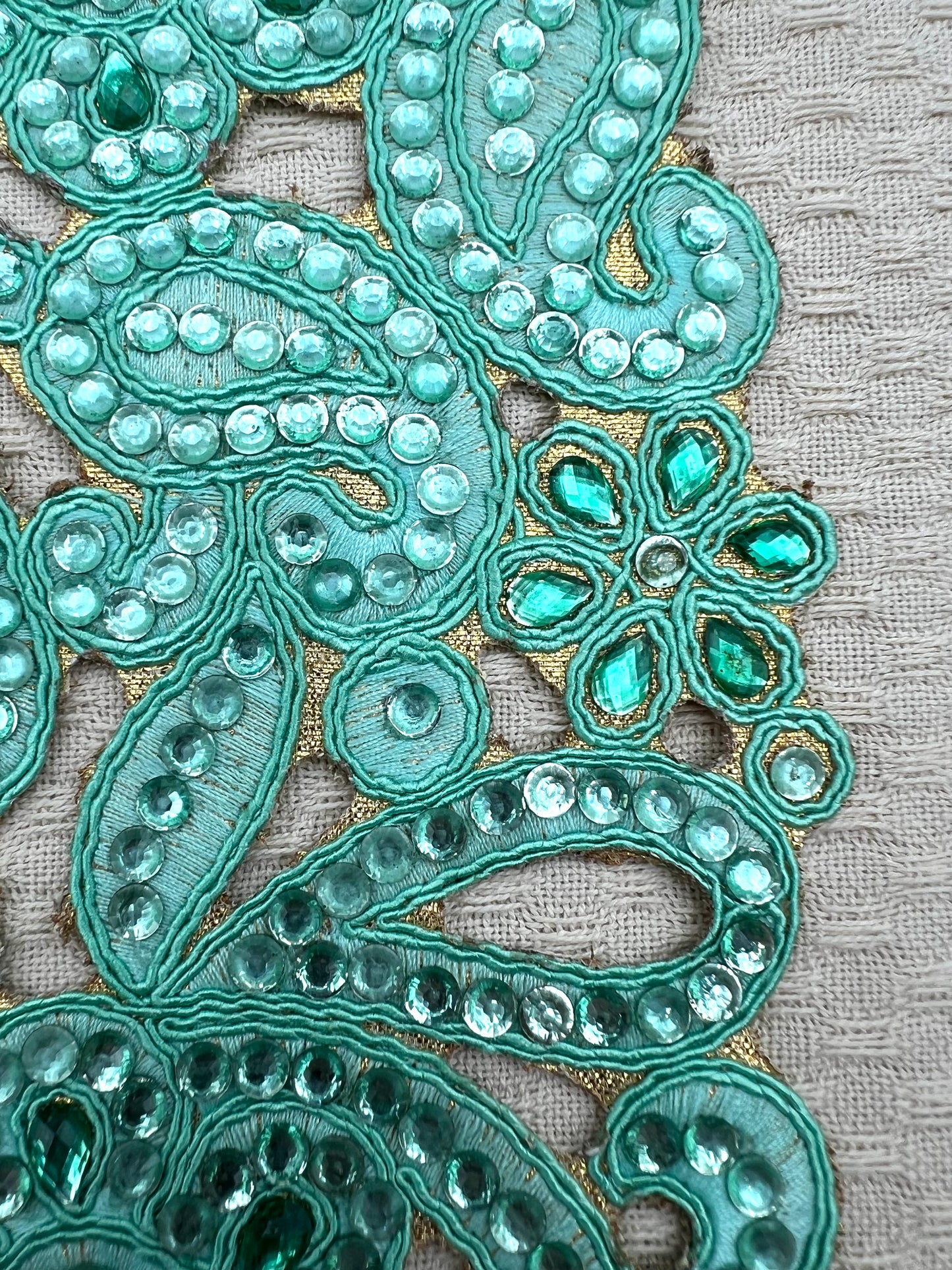 Galon oriental vert émeraude à motifs floraux