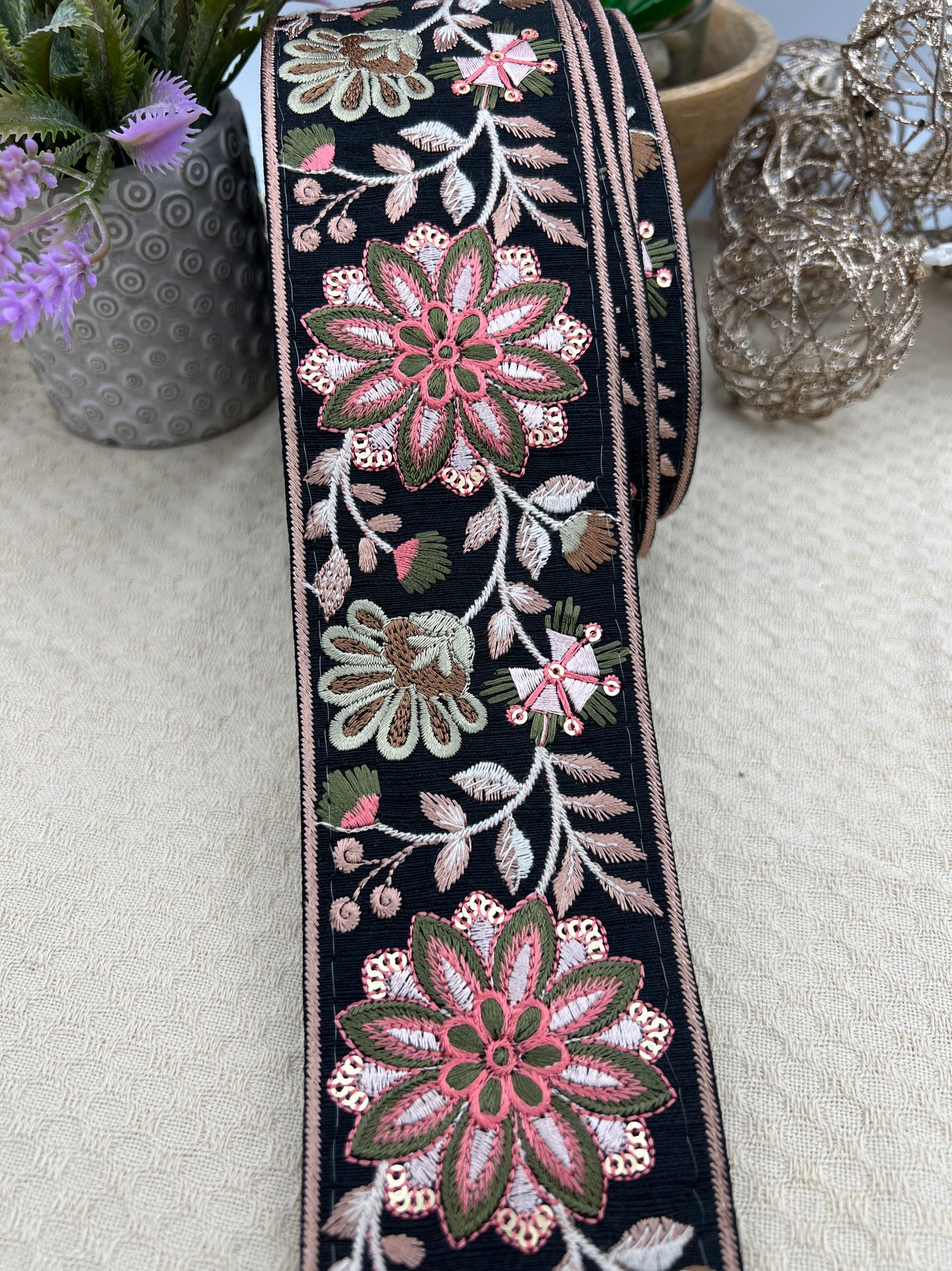 Galon brodé floral noir et vert sauge