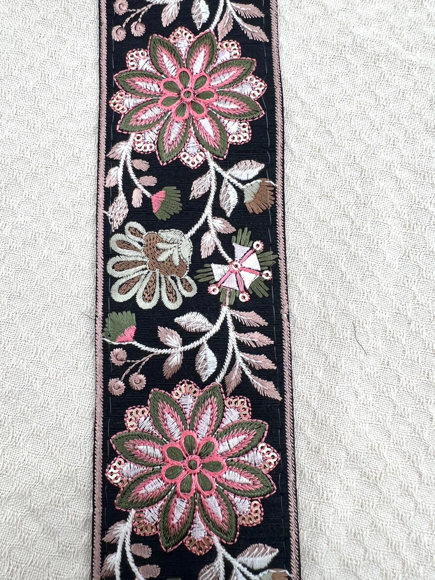 Galon brodé floral noir et vert sauge