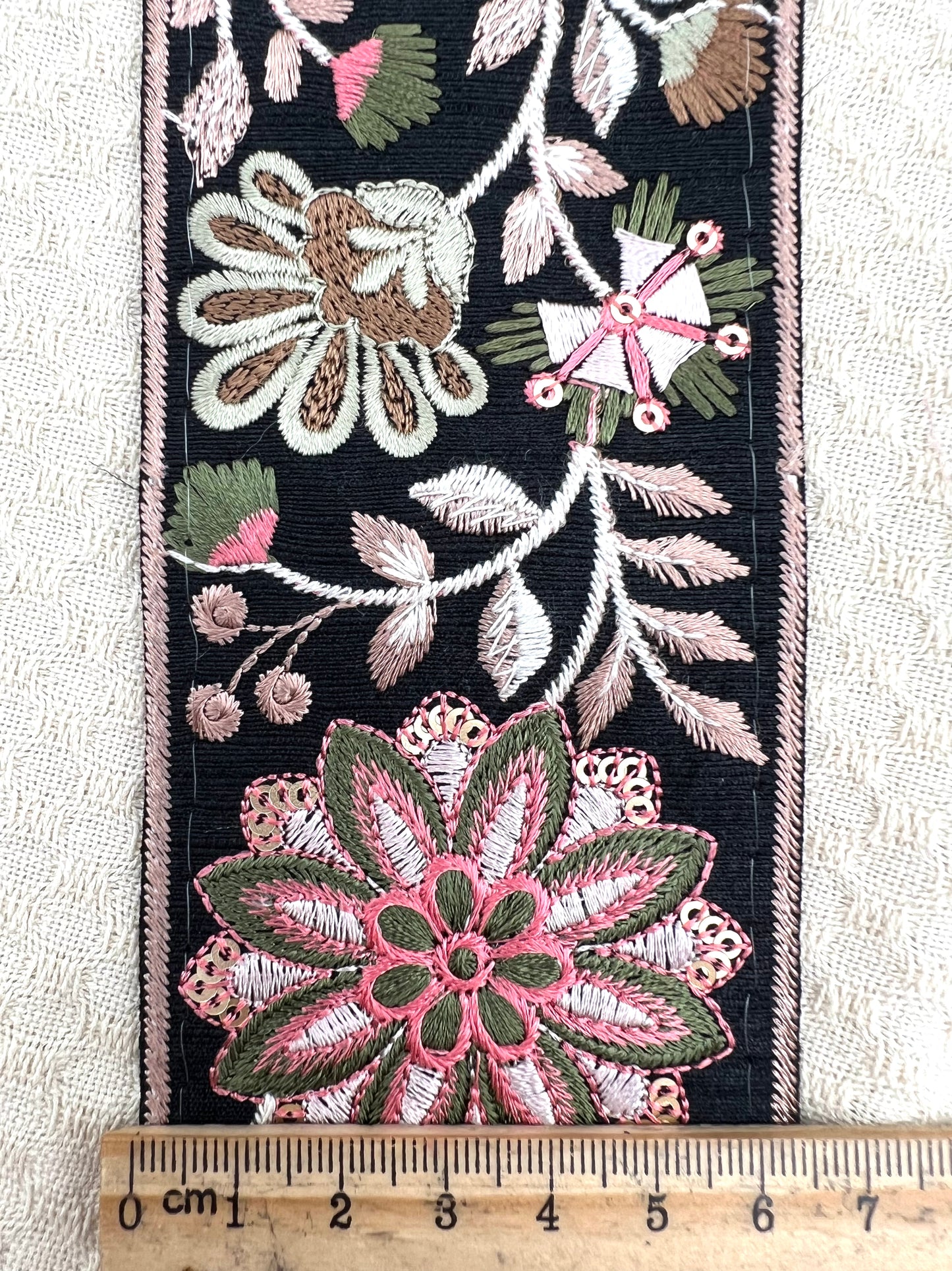 Galon brodé floral noir et vert sauge