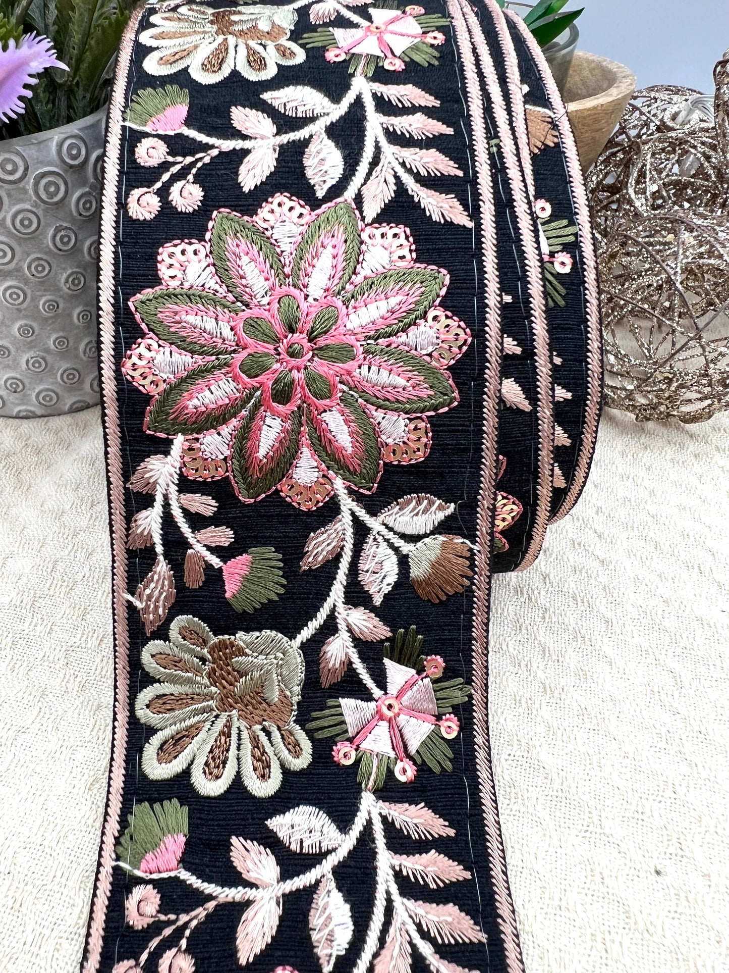 Galon brodé floral noir et vert sauge