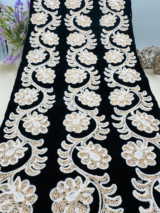 Galon extra large brodé doré et blanc sur velours noir