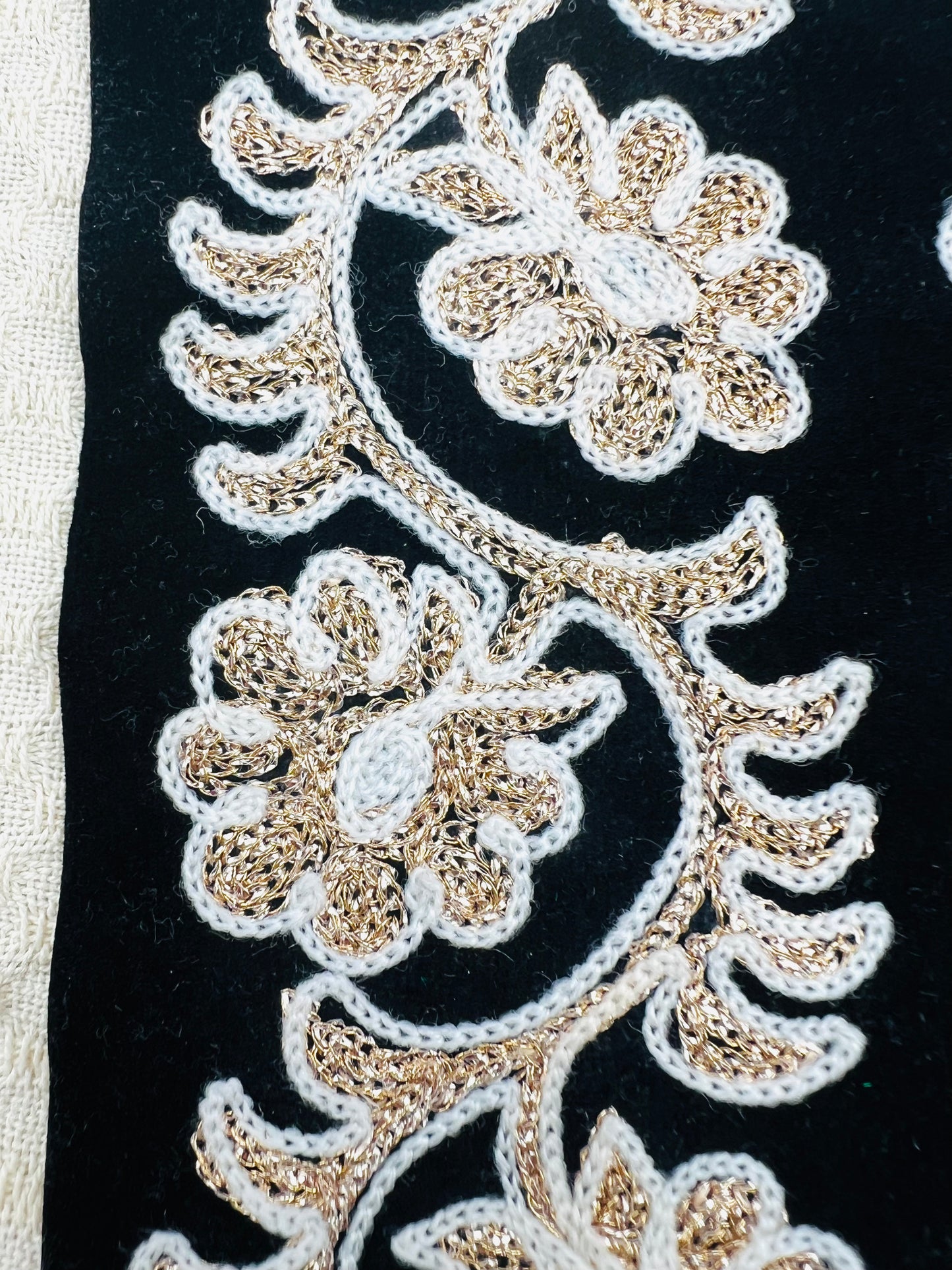 Galon extra large brodé doré et blanc sur velours noir