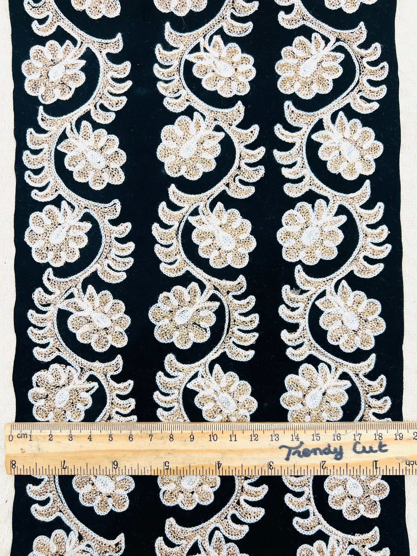 Galon extra large brodé doré et blanc sur velours noir
