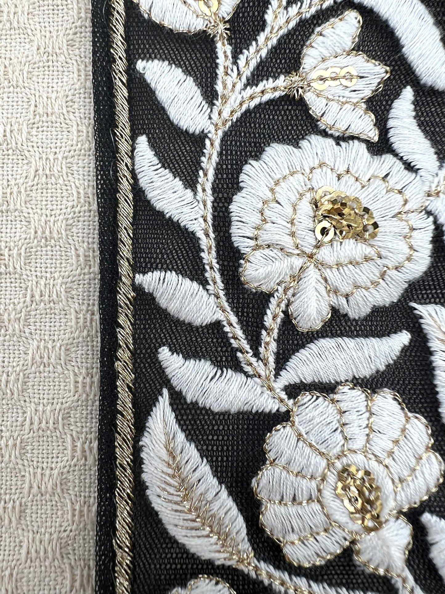 Galon large brodé floral blanc et doré sur fond noir transparent