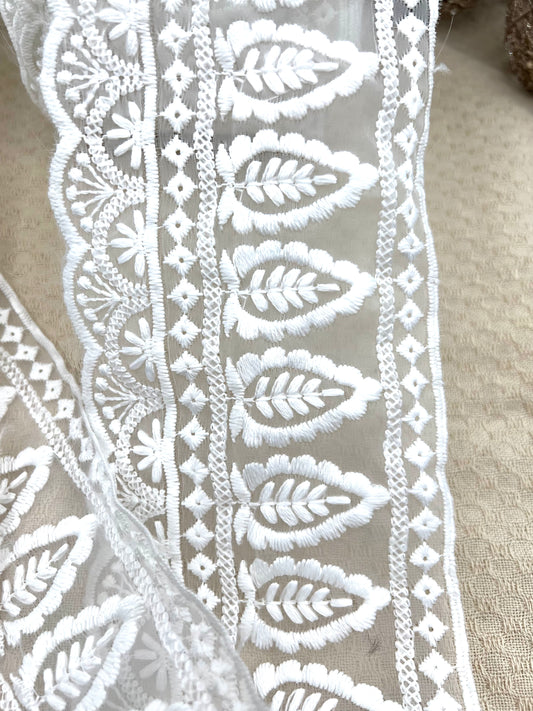 Galon brodé blanc motifs feuilles