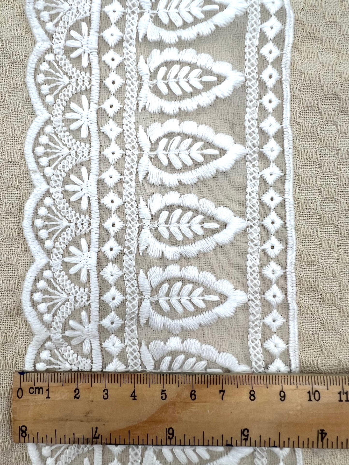 Galon brodé blanc motifs feuilles