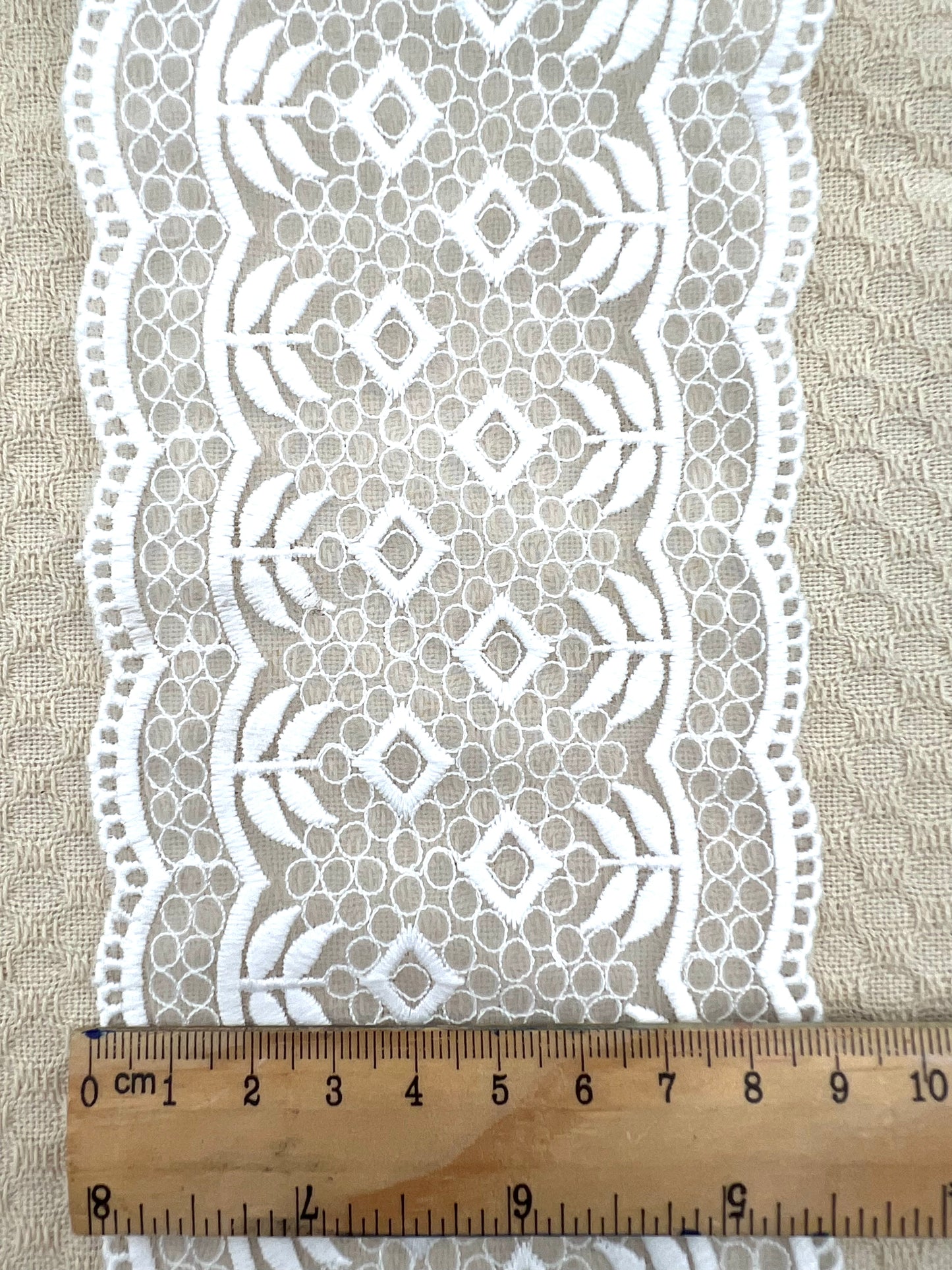 Galon brodé blanc motifs géométriques