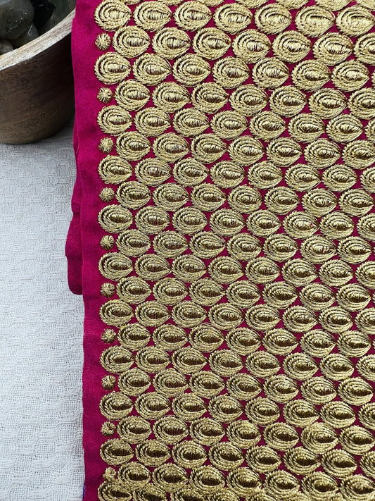 Galon extra large brodé doré sur fond fuchsia