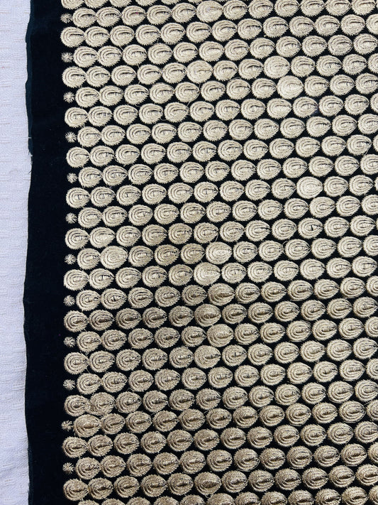 Galon extra large brodé doré 29 cm sur fond noir – 2,5 mètres