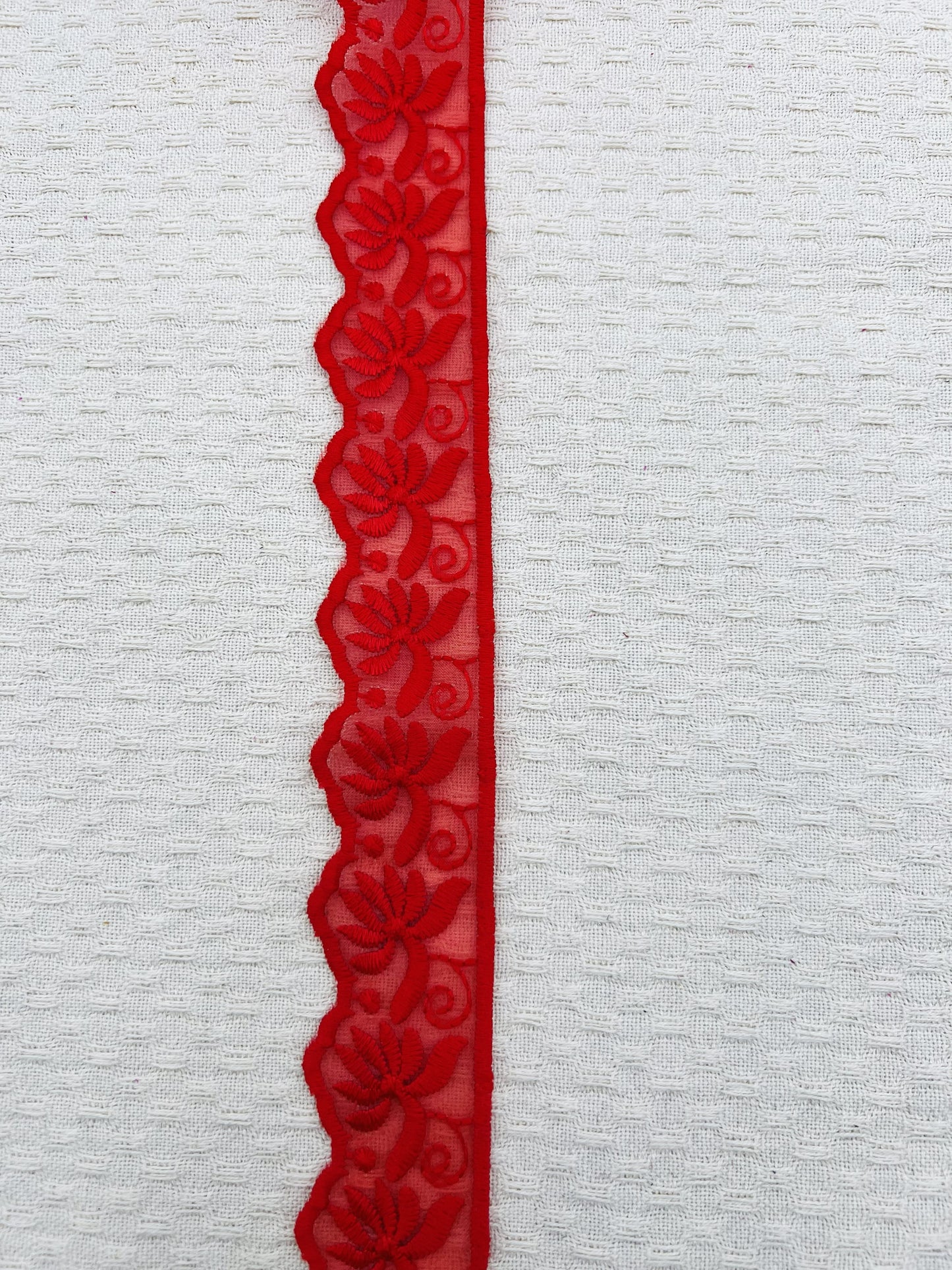Galon dentelle à fleurs brodé rouge - 3,5 cm x 2,5 m
