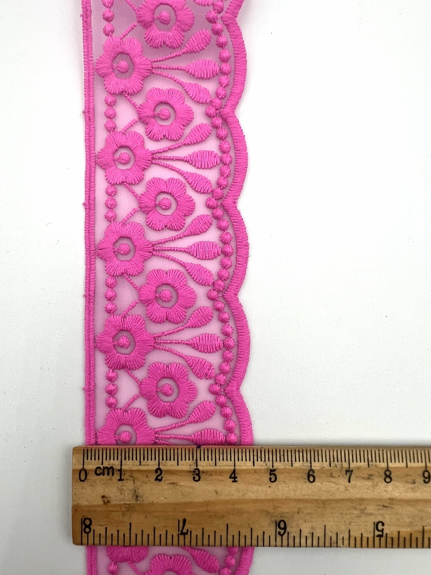 Galon dentelle à fleurs brodé rose fuchsia - 4,5 cm x 2,5 m
