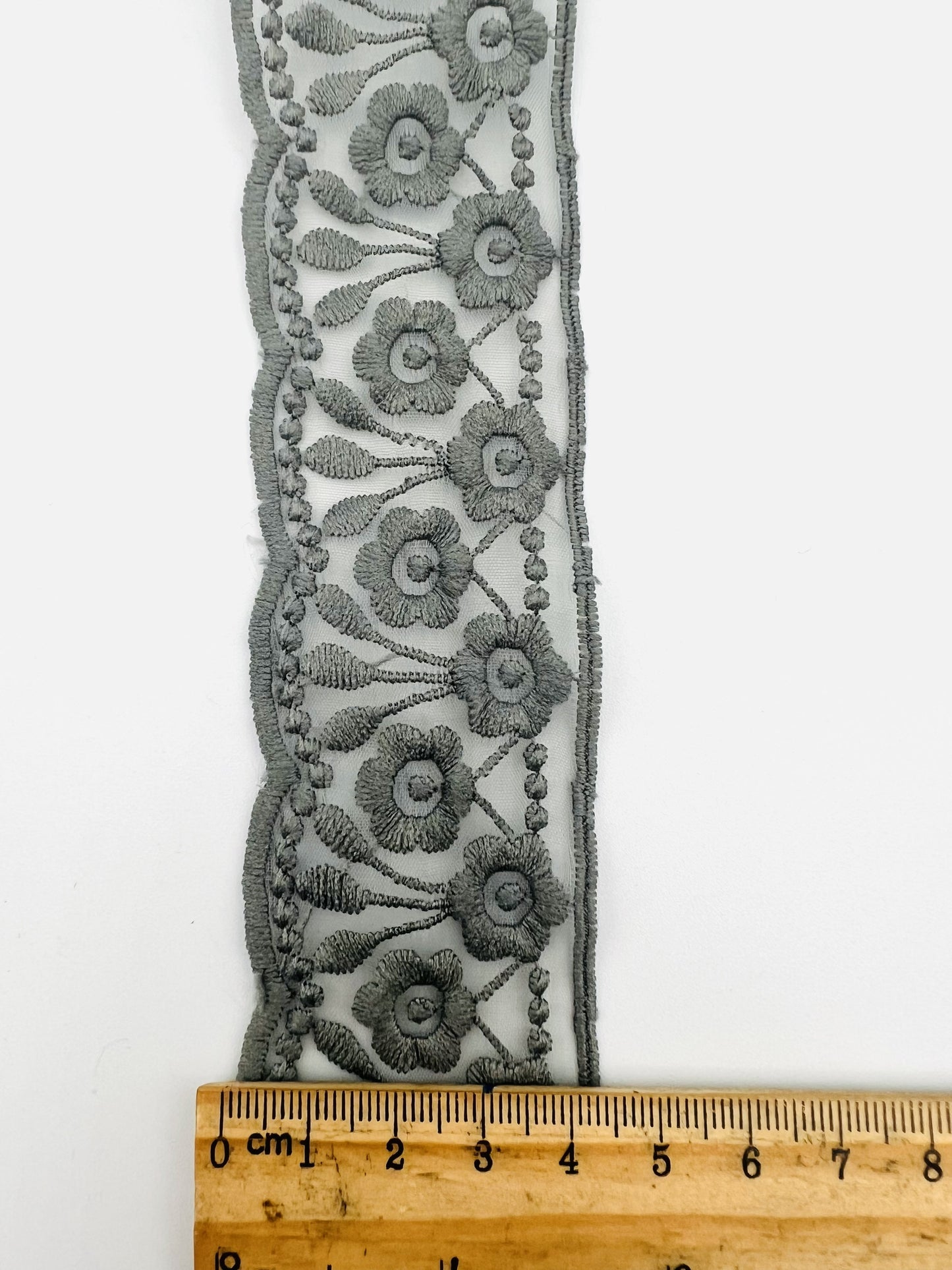 Galon dentelle à fleurs brodé gris - 4,3 cm x 2,5 m