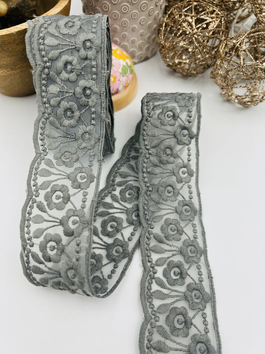 Galon dentelle à fleurs brodé gris - 4,3 cm x 2,5 m