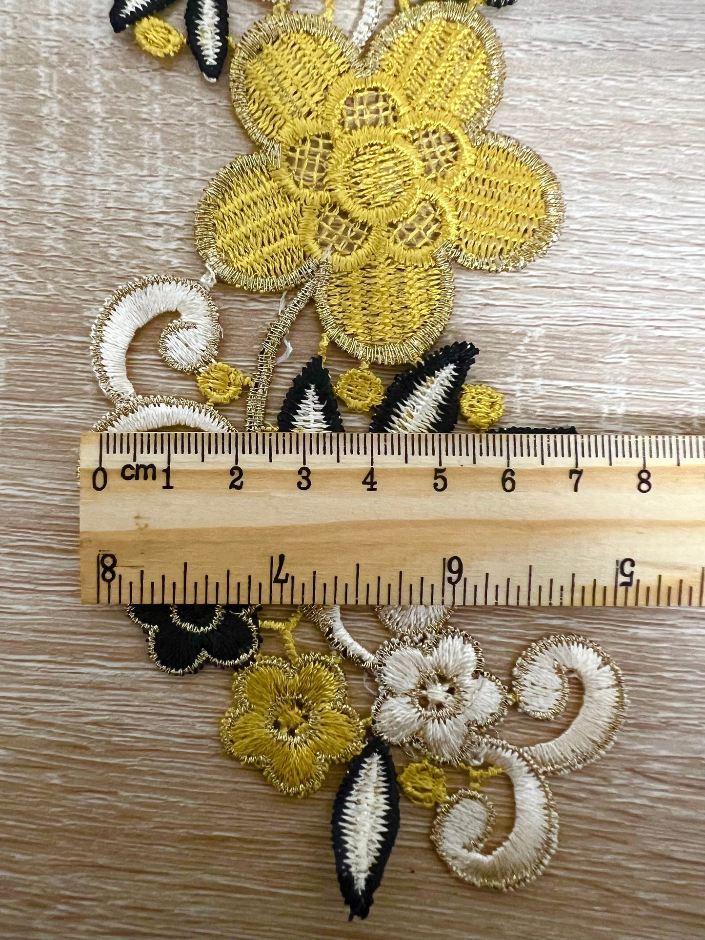 Guipure intemporelle fleurs jaune moutarde noir doré 2 pièces