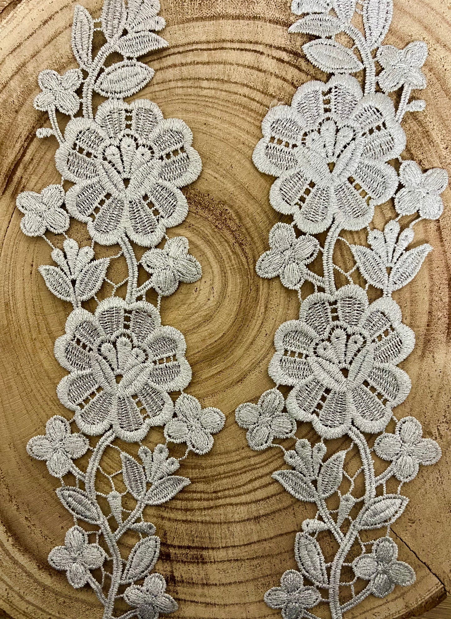 Guipure intemporelle fleurs entièrement argenté 2 pièces