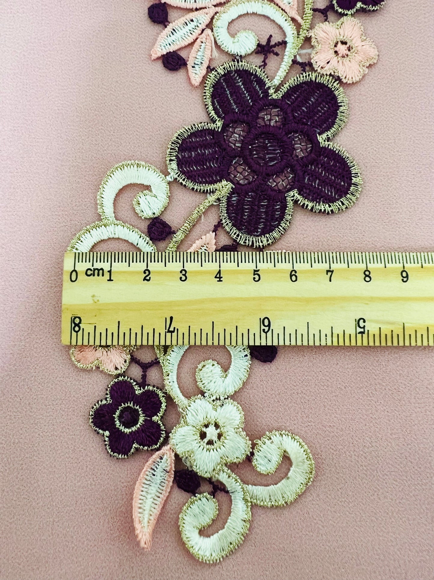 Guipure intemporelle fleurs violine rose 2 pièces