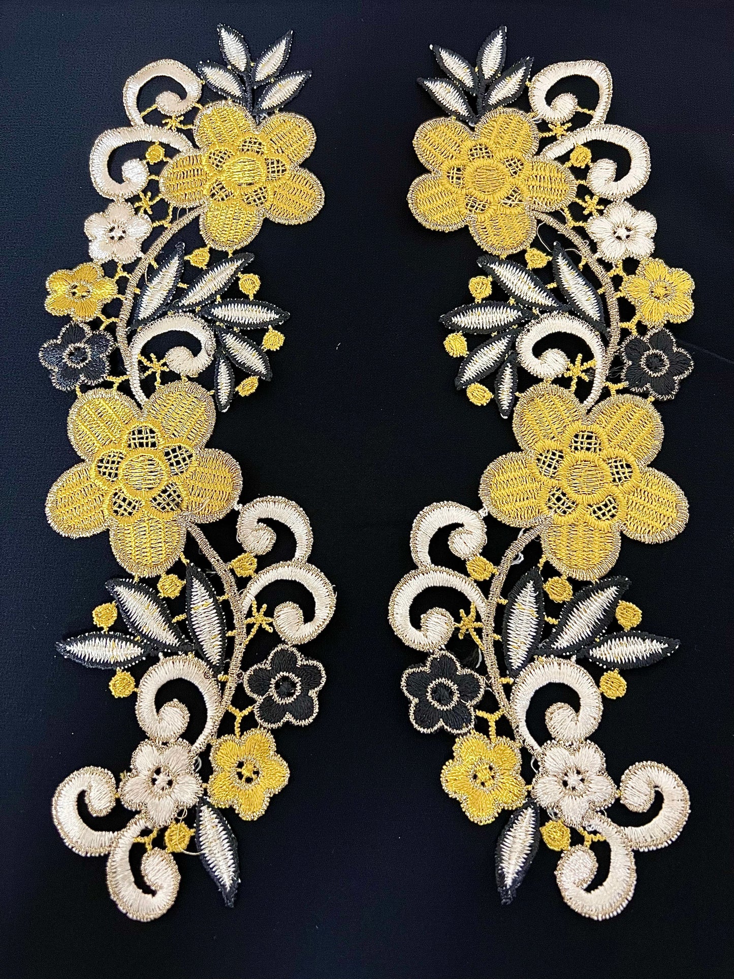 Guipure intemporelle fleurs jaune moutarde noir doré 2 pièces