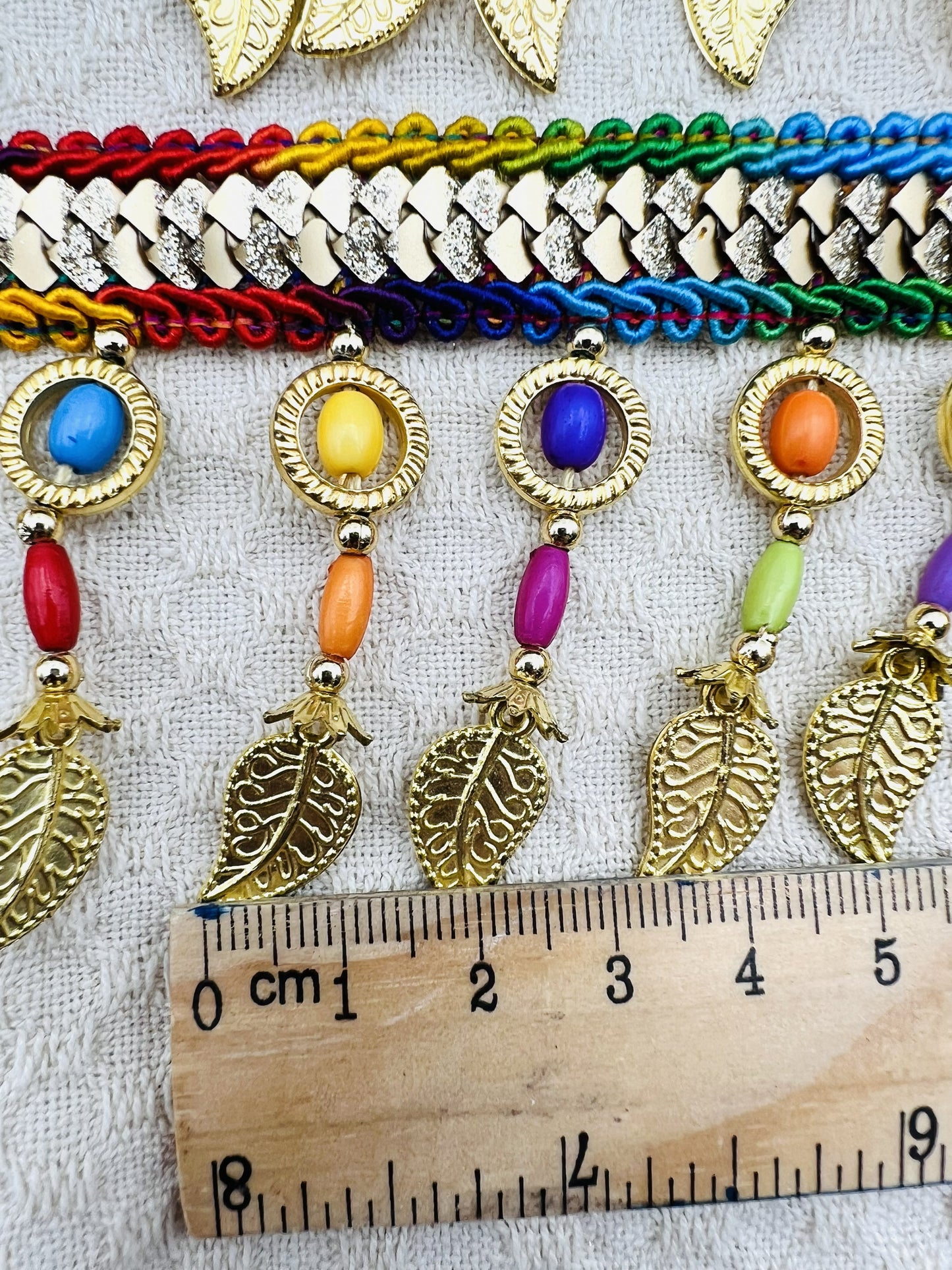 Galon RAYA à perles colorées et feuilles dorées 6 cm (2 mètres)