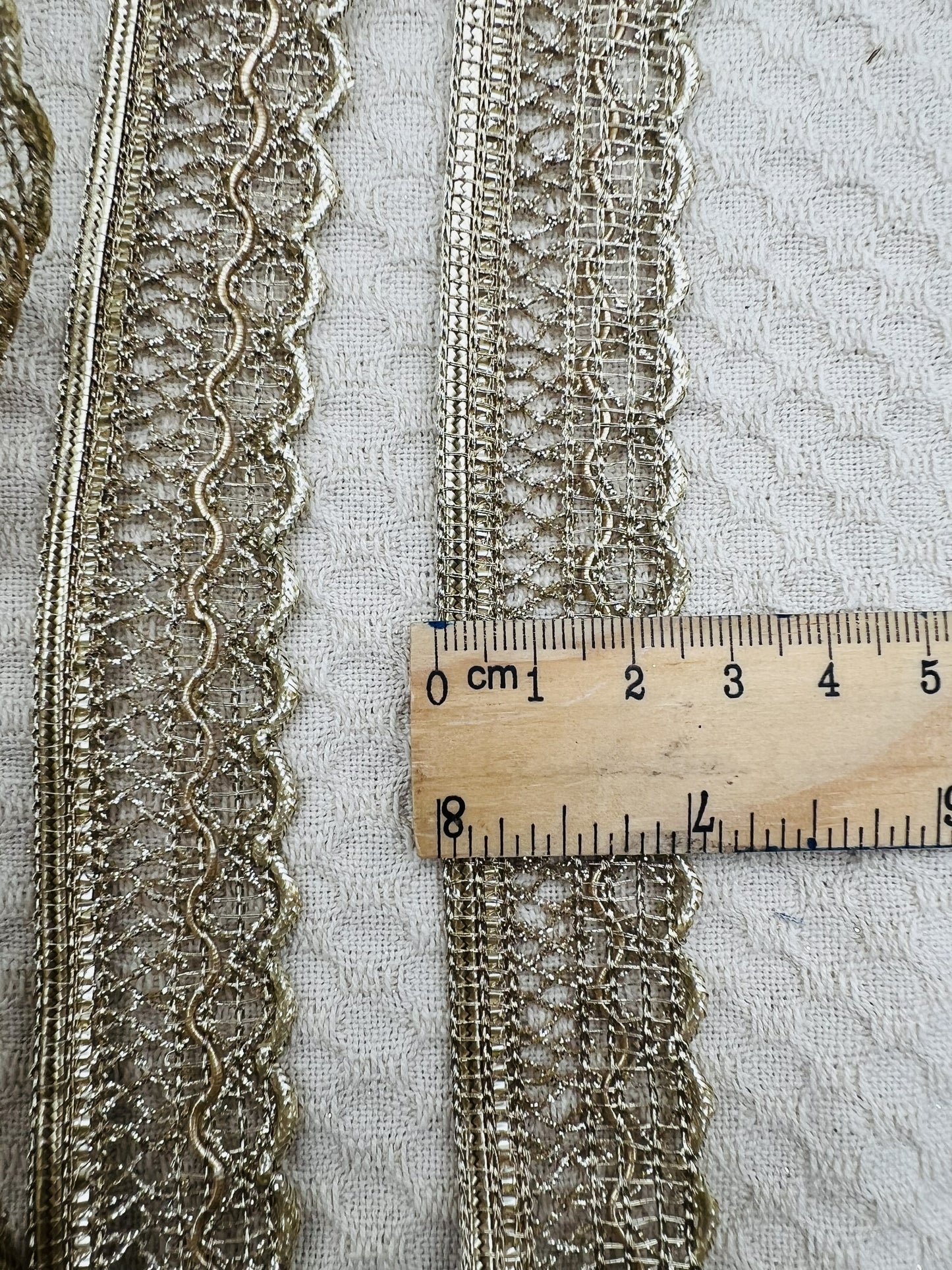 Galon dentelle métallisée fantaisie doré ou argenté 2,5 cm (4 mètres)
