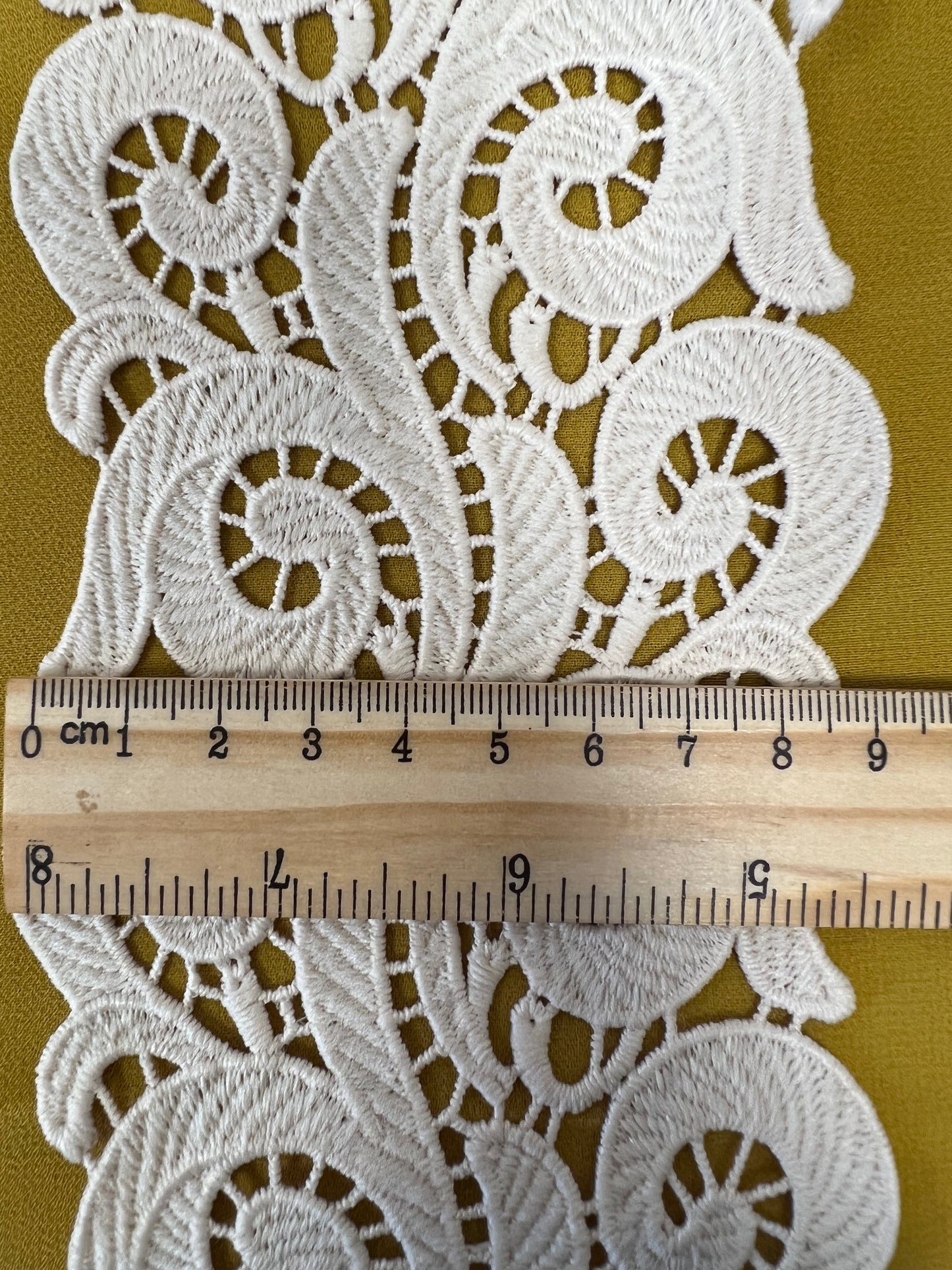 Galon beige écru épais en dentelle large