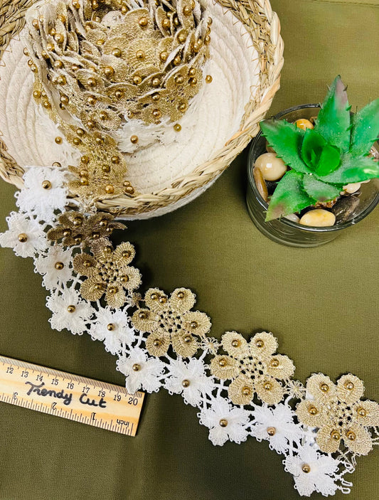 Galon bicolore blanc et doré fleuri orné de petites perles dorées