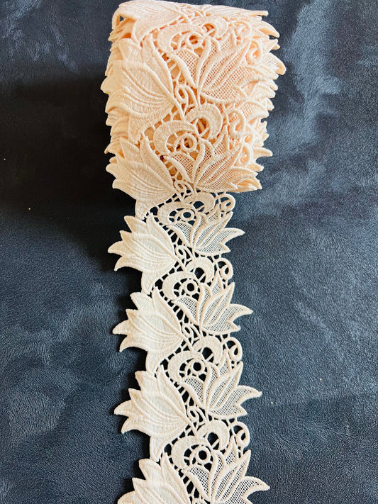 Galon fleuri feuille crème large