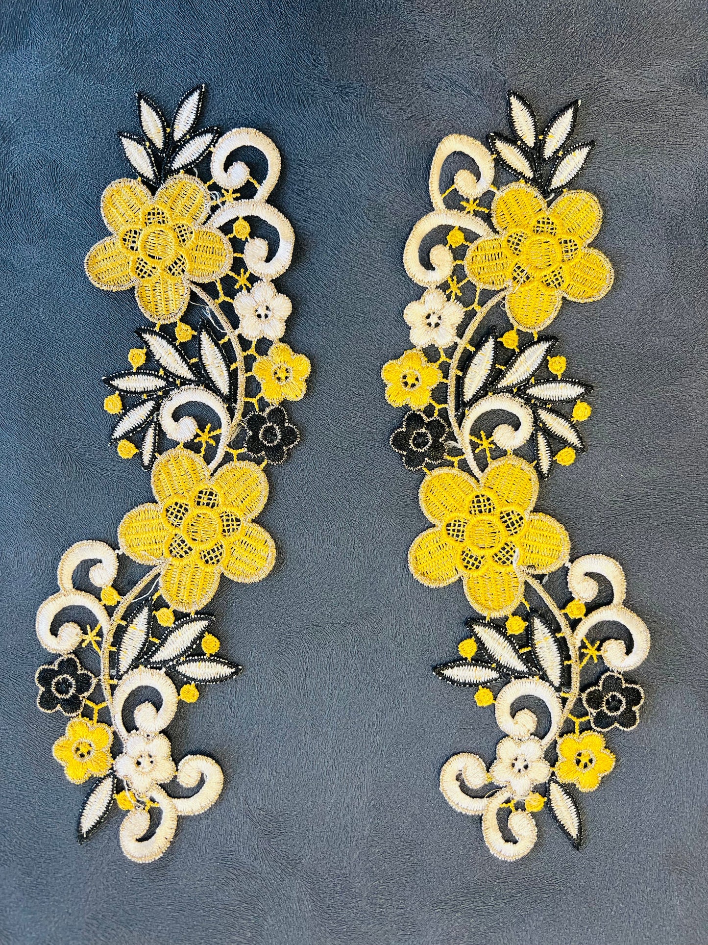 Guipure intemporelle fleurs jaune moutarde noir doré 2 pièces