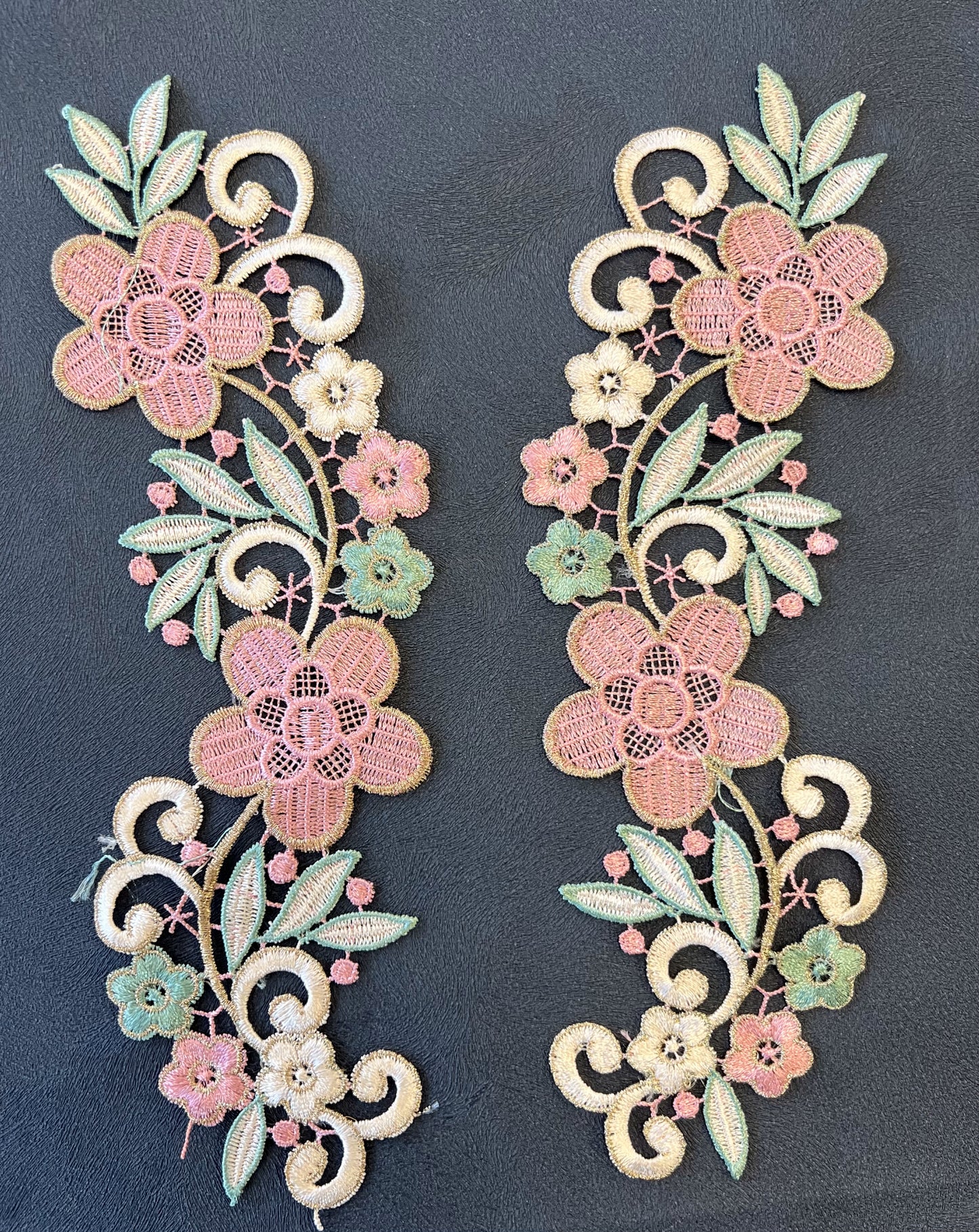 Guipure intemporelle fleurs rose vert doré