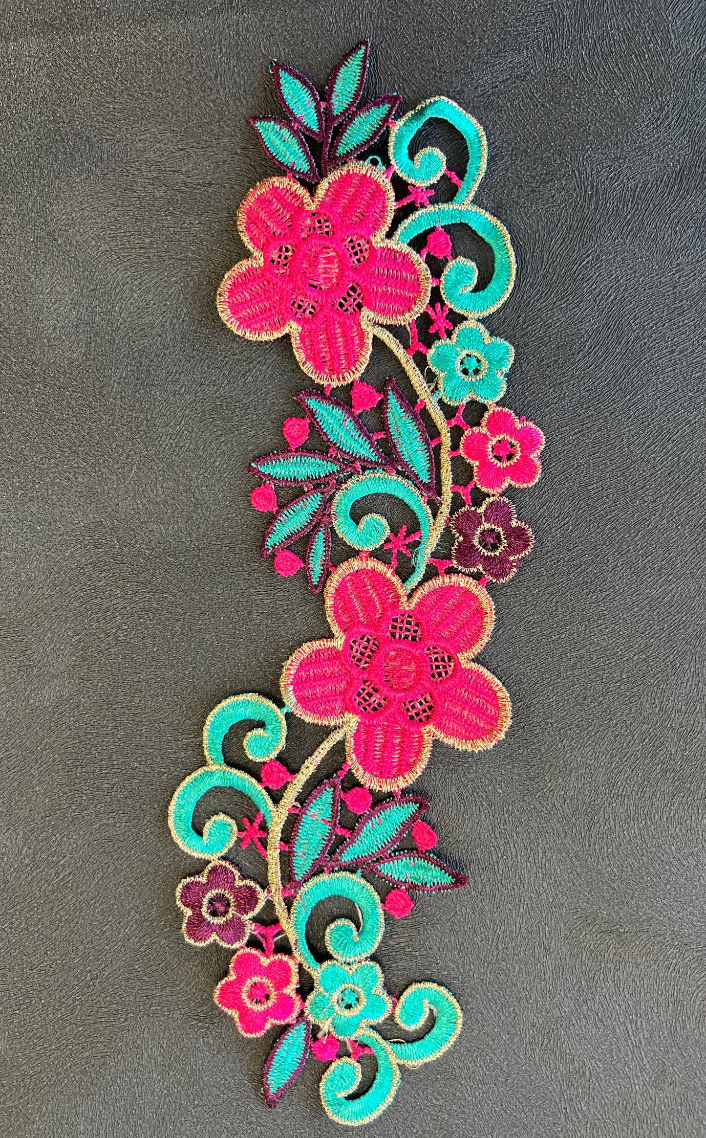 Guipure intemporelle fleurs fuschia turquoise violine 1 pièce Gauche