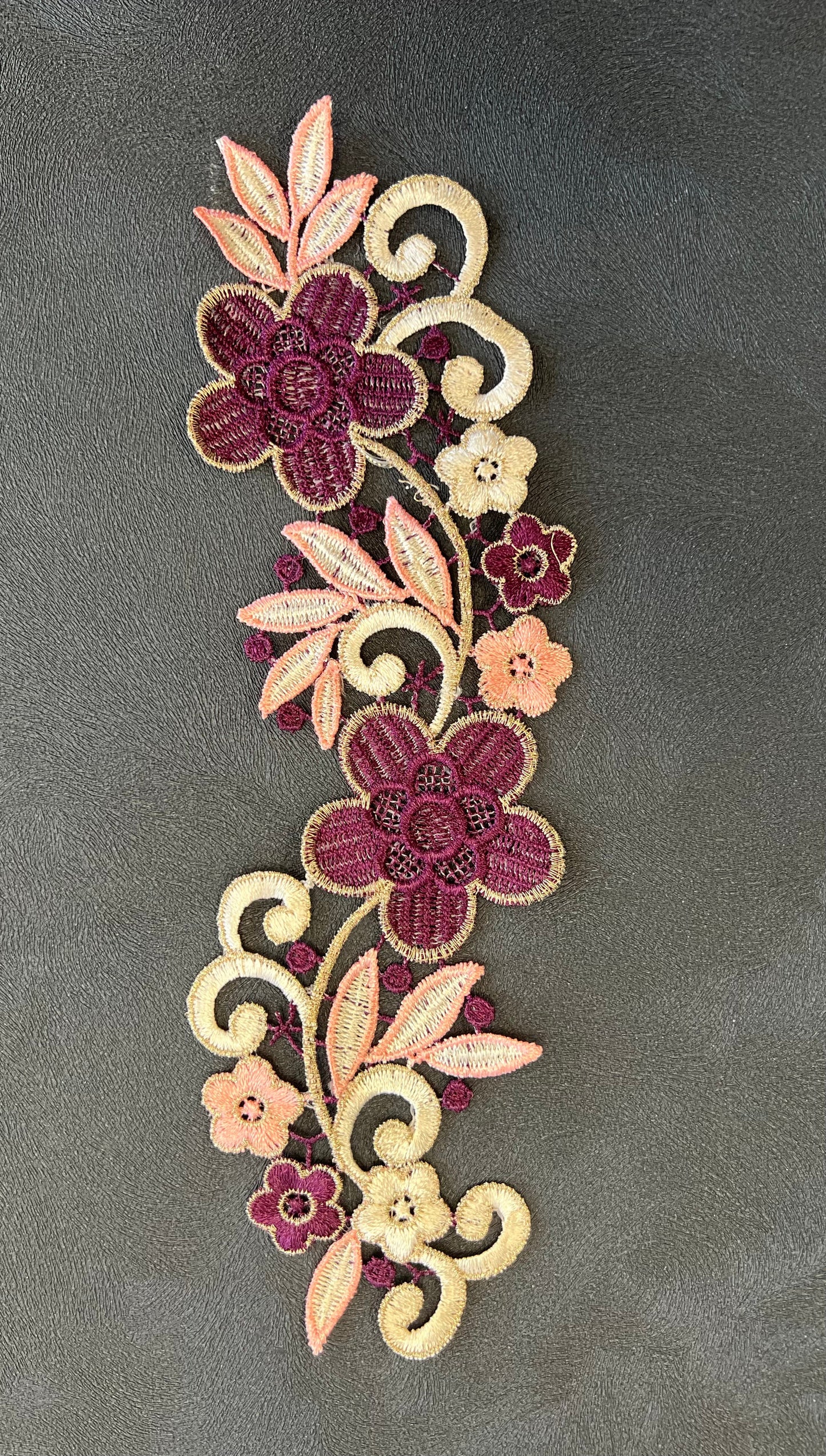 Guipure intemporelle fleurs violine rose 1 pièce Gauche