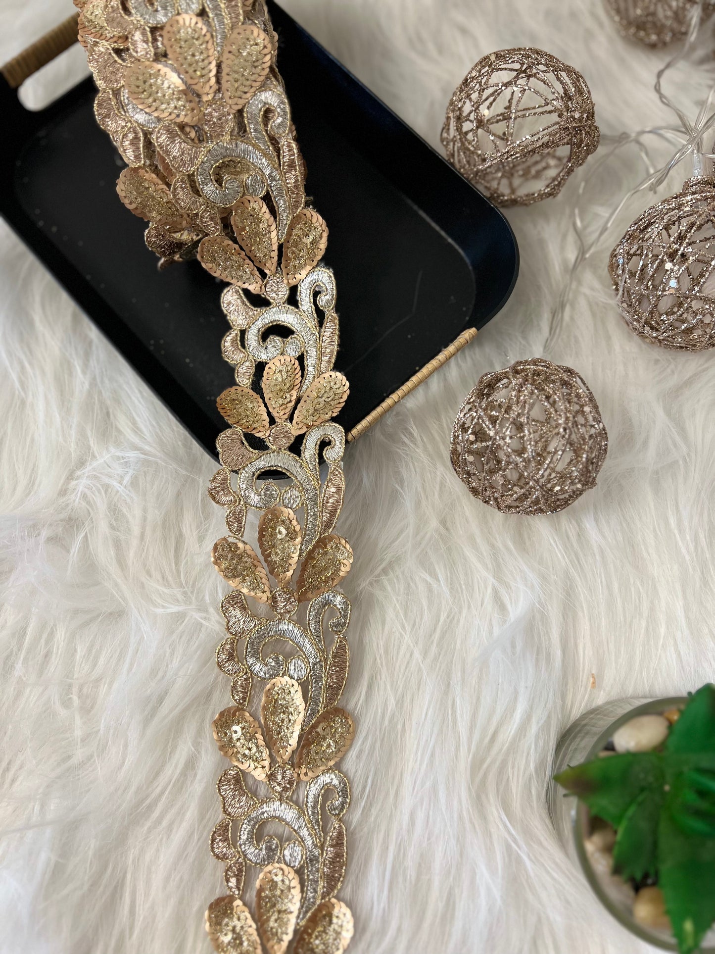 Galon sequin arabesque de largeur moyenne avec brodures doré/argent