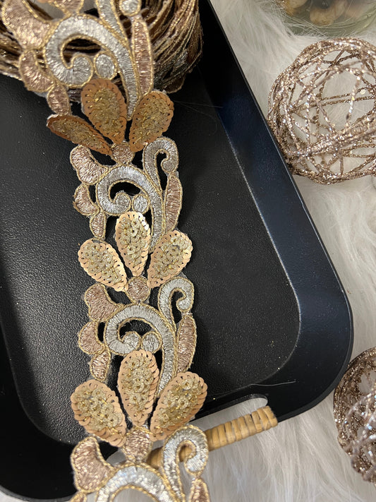 Galon sequin arabesque de largeur moyenne avec brodures doré/argent
