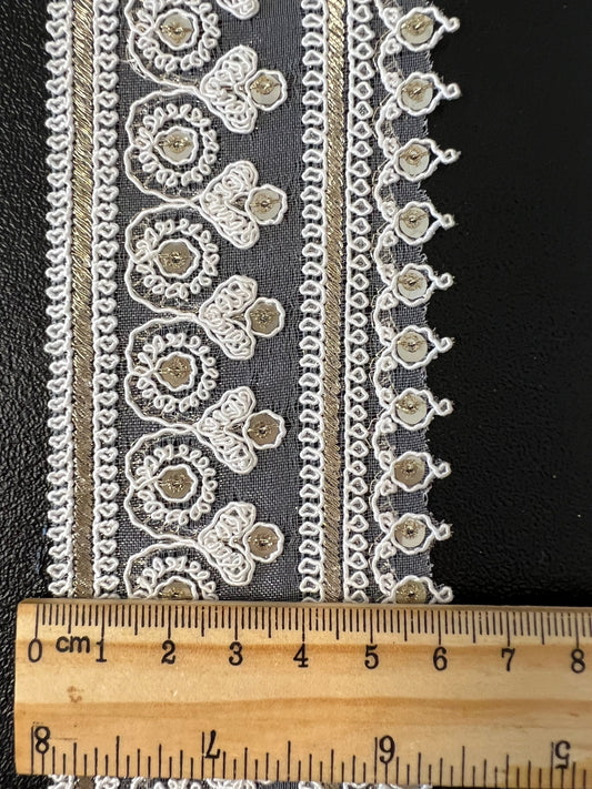 Galon élégant en dentelle blanc/doré de largeur moyenne