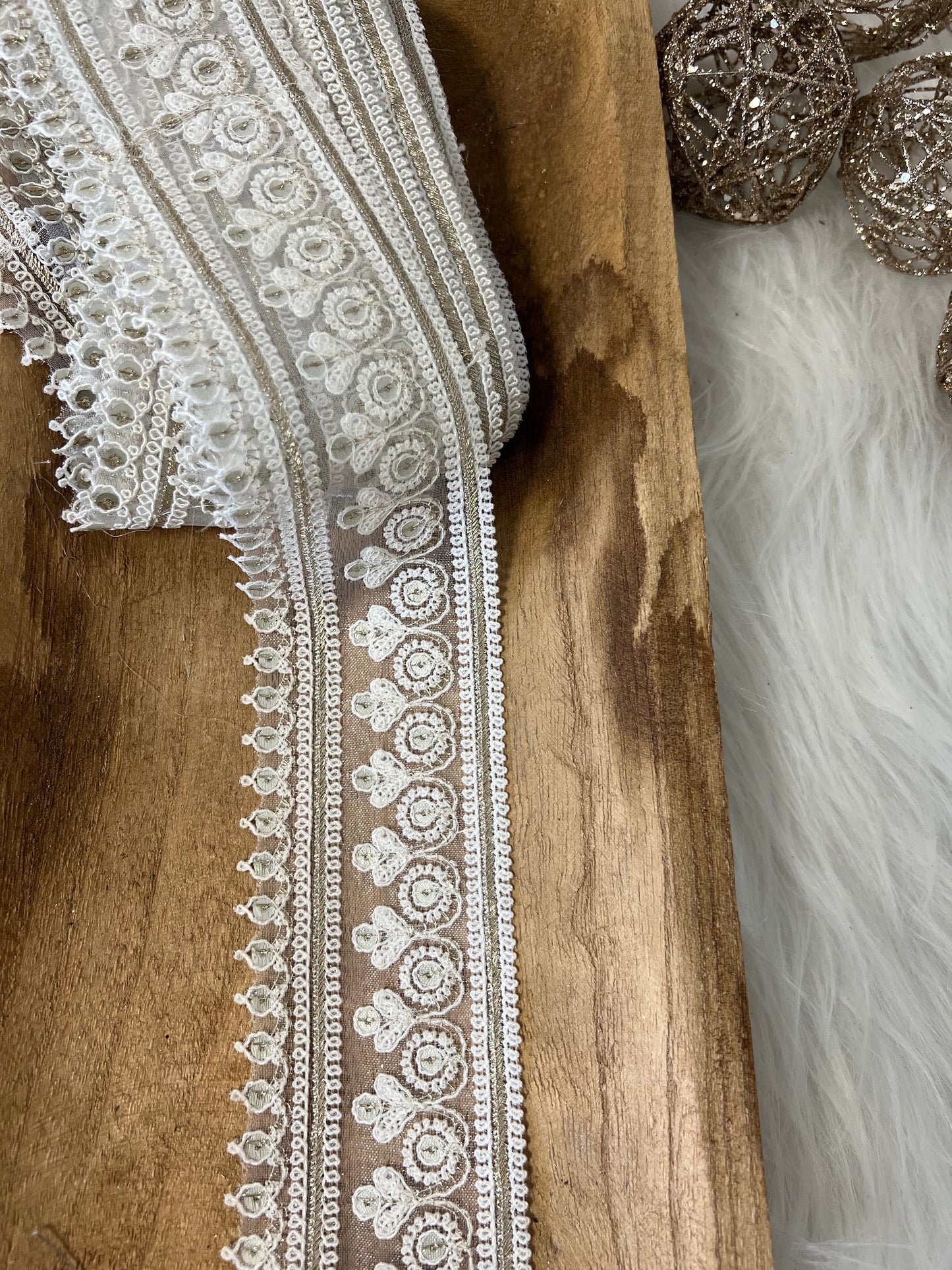 Galon élégant en dentelle blanc/doré de largeur moyenne