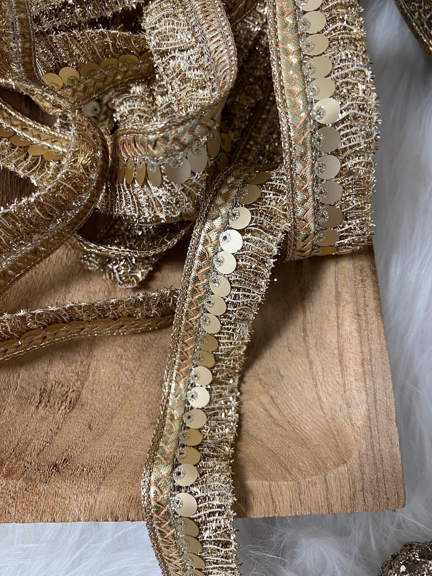 Galon à franges et sequin doré