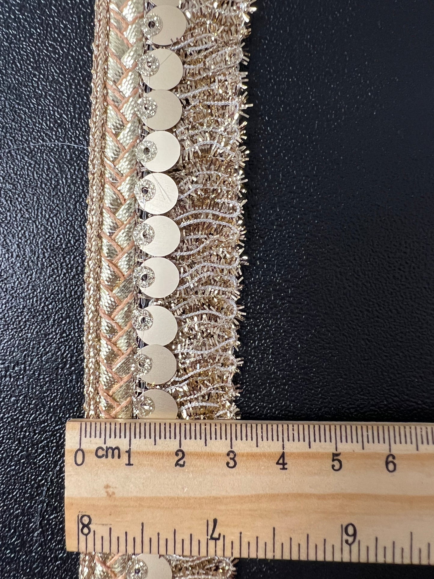 Galon à franges et sequin doré