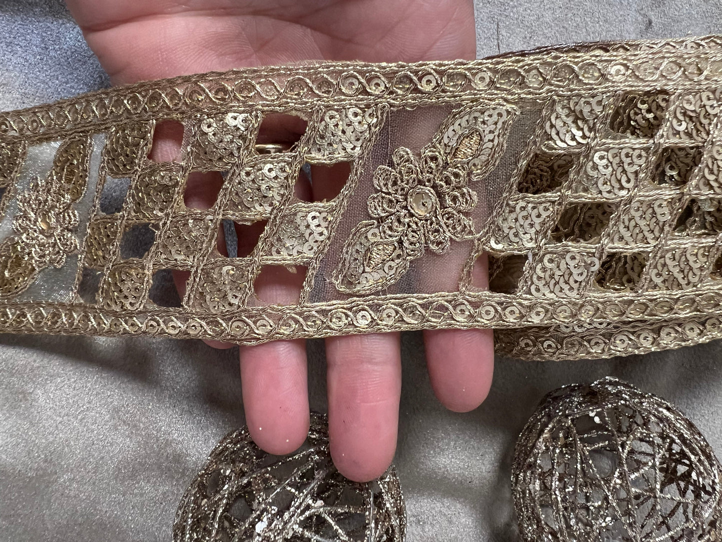 Galon doré sequin de largeur moyenne